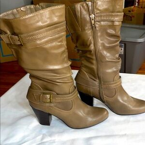 White Mountain Wo size 7 Tan Heeled Boots with Slouchy Design INSIDE ZIPPERS